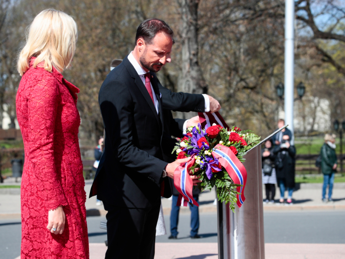 The Crown Prince and Crown Princess and the President and First Lady laid bouquets at Latvia’s Freedom Monument. Photo: Lise Åserud / NTB scanpix